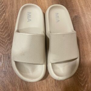 MIA beige slides​​​​​​​